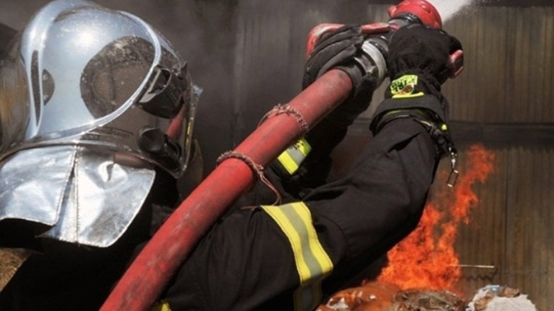 Πειραιάς: Υπό έλεγχο πυρκαγιά σε εγκαταλελειμμένο κτήριο στα Καμίνια Fotia.karystos