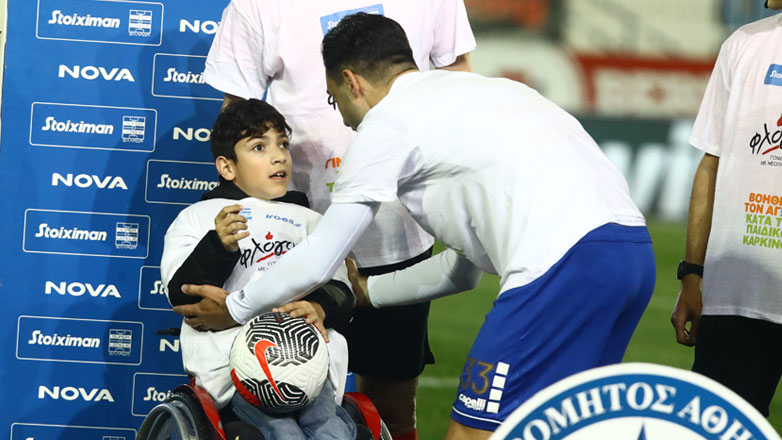 Ατρόμητος – Άρης: Τζαβέλλας και Κουέστα έκαναν χαρούμενο τον μικρό Γιάννη