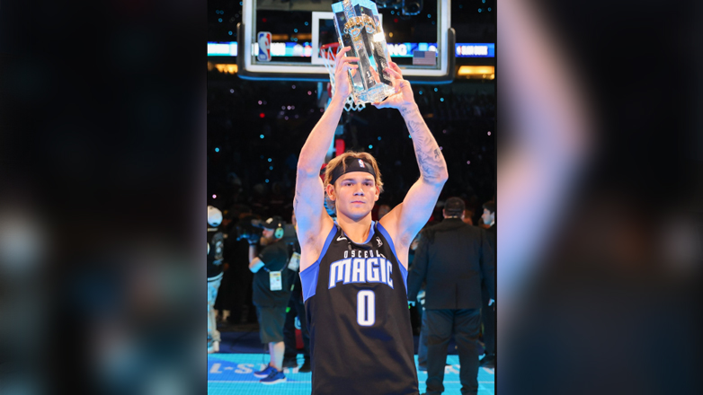 Ο ΜακΚλάνγκ κέρδισε για 2η σερί χρονιά τον διαγωνισμό καρφωμάτων περνώντας πάνω από τον Σακίλ Ο’ Νίλ