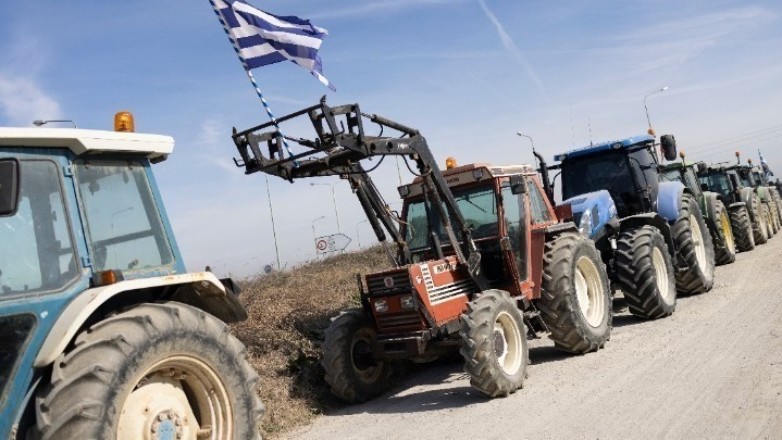 Για πάνω από δύο ώρες αγρότες, κτηνοτρόφοι και μελισσοκόμοι, απέκλεισαν το λιμάνι Νέων Μουδανιών