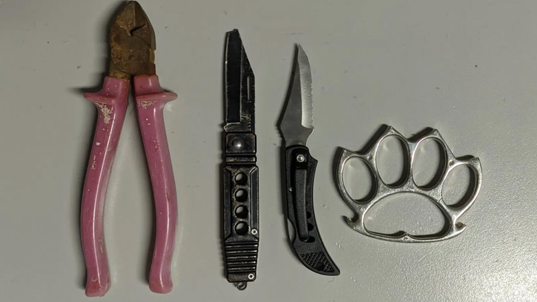 Χειροπέδες σε τρεις νεαρούς που αποπειράθηκαν να ληστέψουν 21χρονη στην Αργυρούπολη