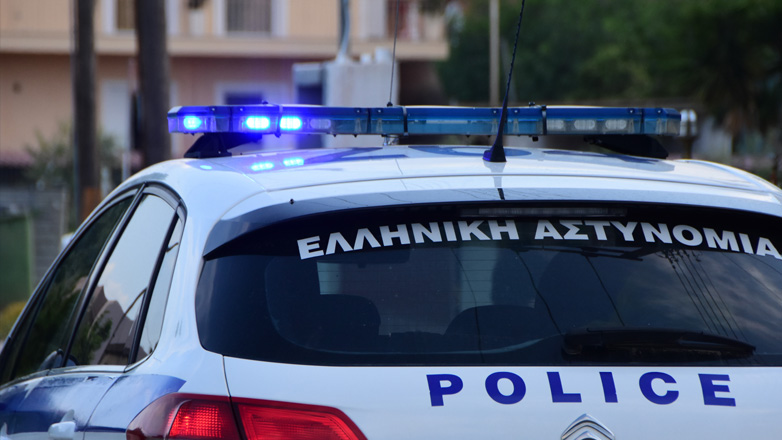 Λήξη συναγερμού στην Ελευσίνα – Παραδόθηκε ο αστυνομικός που είχε ταμπουρωθεί σπίτι του