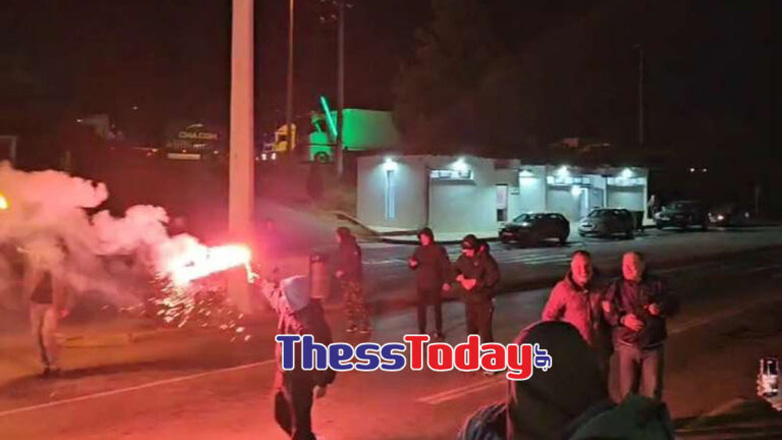 Αγρότες κλείνουν το τελωνείο των Ευζώνων – Άναψαν πυρσούς