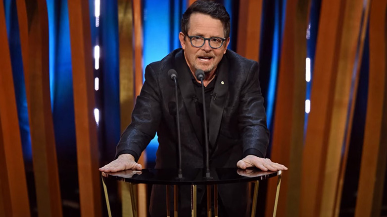 BAFTA 2024: Ο Μάικλ Τζ. Φοξ σηκώθηκε από το αναπηρικό αμαξίδιο και αποθεώθηκε από το κοινό