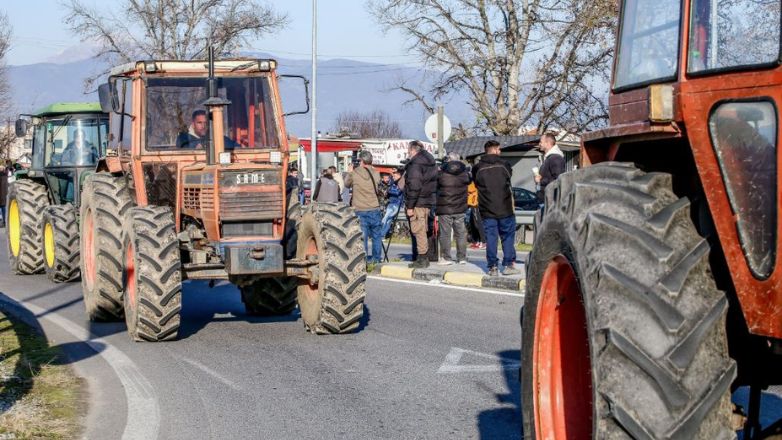 Κλειστή από τρακτέρ η εθνική οδός Ιωαννίνων – Κακκαβίας στον κόμβο Καλπακίου