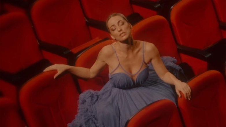 Νέο τραγούδι από τη Βανέσα Αδαμοπούλου: To εμβληματικό «Σ’αγαπώ» της Τζένης Βάνου