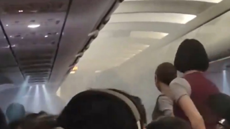 Χαμός σε πτήση στο Χονγκ Κονγκ: Έσκασε power bank και γέμισε καπνούς η καμπίνα επιβατών