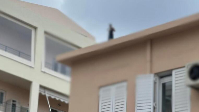Ρέθυμνο: Αίσιο τέλος για άνδρα που απειλούσε να πέσει από ταράτσα πολυκατοικίας