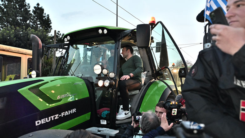 Ο Κασσελάκης πάνω σε τρακτέρ στο Σύνταγμα