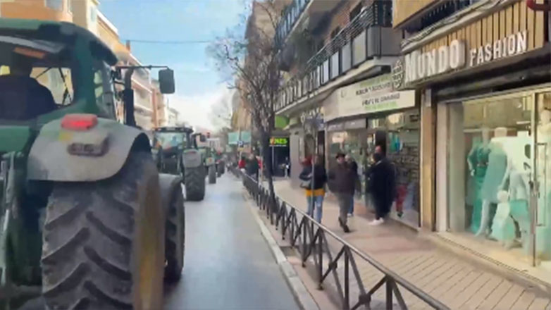 Ισπανία: Εκατοντάδες τρακτέρ συρρέουν προς το κέντρο της Μαδρίτης – Δείτε LIVE