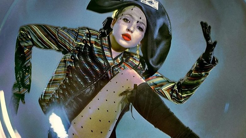 Η κόρη της Κέιτ Μος, Λίλα αποκαλύπτει: «Είμαι πιο υπεύθυνη από τη μητέρα μου»