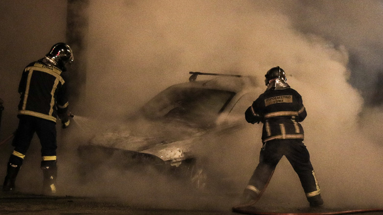 Στις φλόγες τρία αυτοκίνητα στα Πατήσια