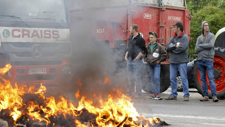 Lactalis: Γάλλοι αγρότες εισέβαλαν στην έδρα του κολοσσού των γαλακτοκομικών