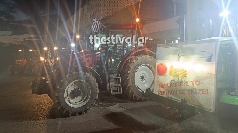 Αγρότες απέκλεισαν το τελωνείο των Ευζώνων για όλα τα οχήματα