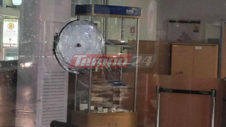 Πάτρα: Αντιεξουσιαστές έκαναν γυαλιά καρφιά τα ΕΛΤΑ