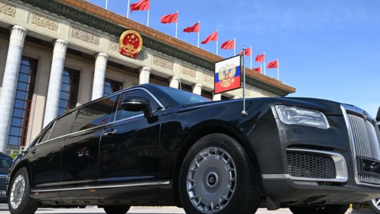 Το ειρωνικό σχόλιο του Μάθιου Μίλερ για το δώρο του Πούτιν στον Κιμ Γιονγκ Ουν