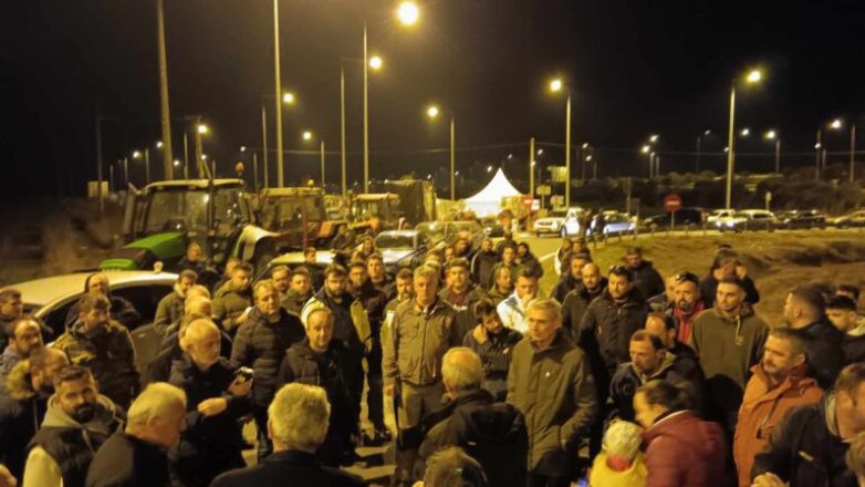 Παραμένουν στο μπλόκο του Ε-65 οι αγρότες της Καρδίτσας και των Φαρσάλων