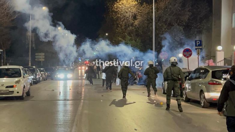 Θεσσαλονίκη: Νέα επεισόδια μεταξύ κουκουλοφόρων και ΜΑΤ έξω από το ΑΠΘ