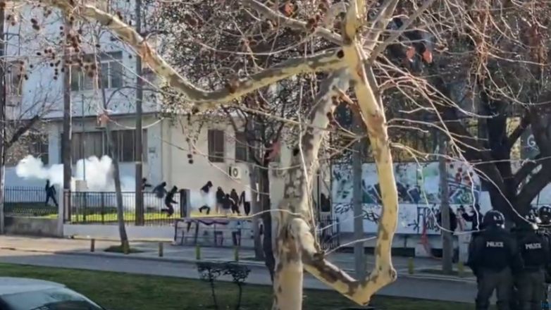 Θεσσαλονίκη: Πετροπόλεμος και χημικά έξω από το ΑΠΘ μετά τη φοιτητική πορεία