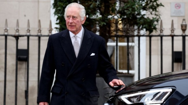 Κάρολος: «Είναι πολύ άρρωστος, περισσότερο από ό,τι αφήνουν να φανεί» – Πληθαίνουν τα δημοσιεύματα για επιδείνωση της υγείας του