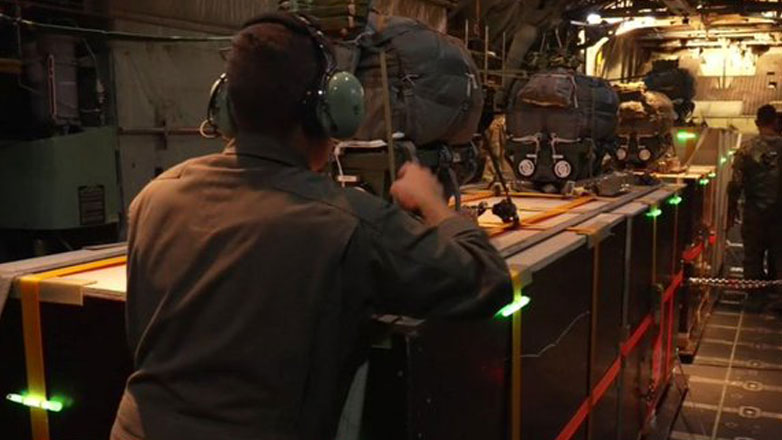 Η βρετανική βοήθεια έπεσε αεροπορικώς στη Γάζα για πρώτη φορά από την έναρξη του πολέμου