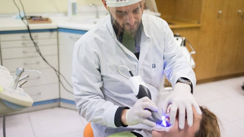 Θεσσαλονίκη: Ρομπότ με τεχνητή νοημοσύνη σκανάρουν τα δόντια και φτιάχνουν αποκαταστάσεις από πορσελάνη