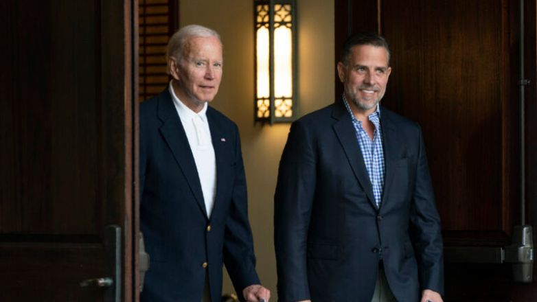 Συνελήφθη ο πρώην πληροφοριοδότης του FBI που φέρεται να είπε ψέματα για τον Χ. Μπάιντεν και τον πατέρα του