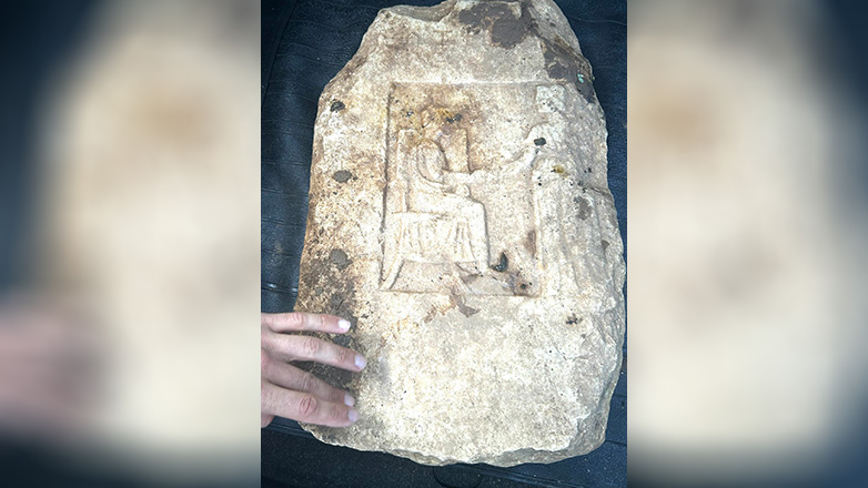 Πήρε ταξί και πήγαινε να πουλήσει αρχαία