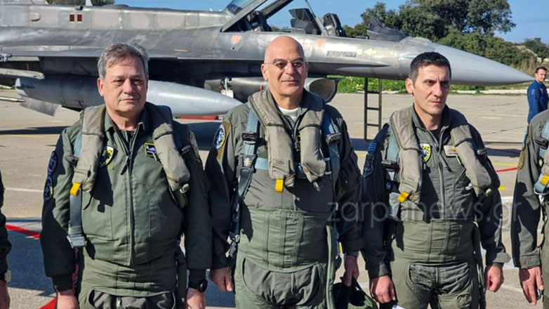 O Νίκος Δένδιας πέταξε με F-16 Viper από την 115 ΠΜ στην Κρήτη