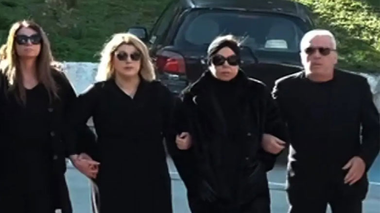 Συντετριμμένη η Άντζελα Δημητρίου στην κηδεία της μητέρας της – Χέρι χέρι με την κόρη της Όλγα Κιουρτσάκη