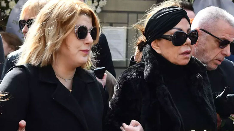 Άντζελα Δημητρίου: Τα στεφάνια των καλλιτεχνών στην κηδεία της μητέρας της ο σπαραγμός της