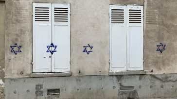 Γαλλία: Η Ρωσία οργάνωσε την επιχείρηση με τα αστέρια του Δαβίδ σε κτήρια του Παρισιού