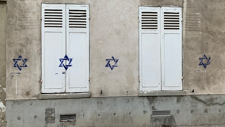 Γαλλία: Η Ρωσία οργάνωσε την επιχείρηση με τα αστέρια του Δαβίδ σε κτήρια του Παρισιού