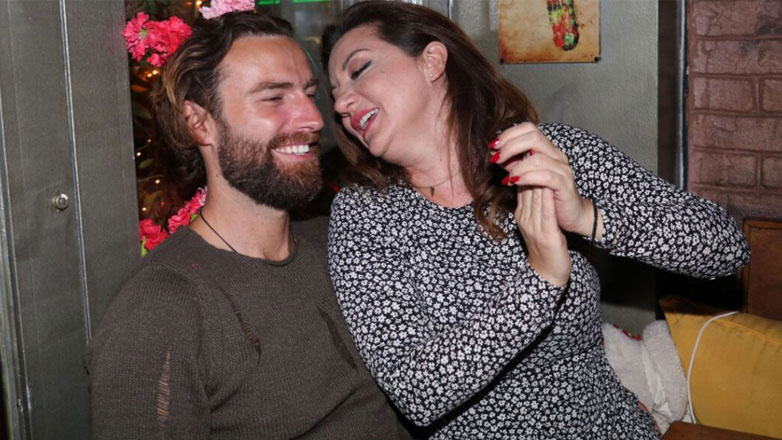 Rob James Seymour: Τρυφερά φιλιά με την σύντροφό του σε σπάνια βραδινή τους έξοδο