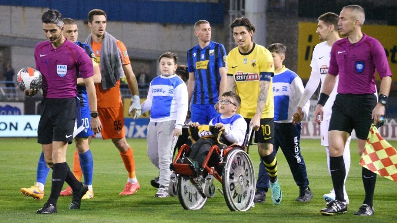 Λαμία-ΑΕΚ: Υπέροχη στιγμή στην είσοδο των ομάδων με τον μικρό Γιάννη Παπαστεφανάκη