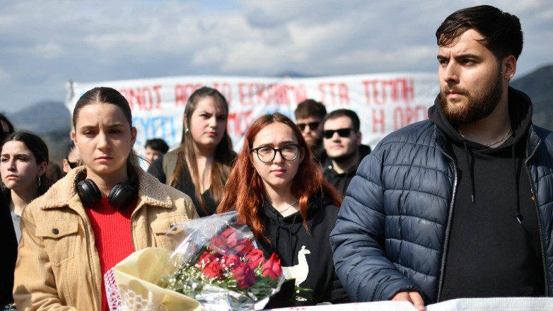 Τέμπη: Έφτασαν οι πρώτοι φοιτητές στο σημείο της τραγωδίας
