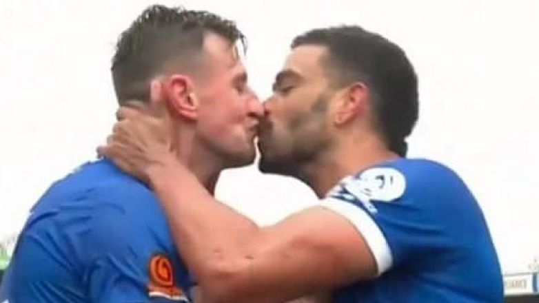 Συμπαίκτες φιλήθηκαν στο στόμα μετά από επίτευξη γκολ στην Αγγλία!