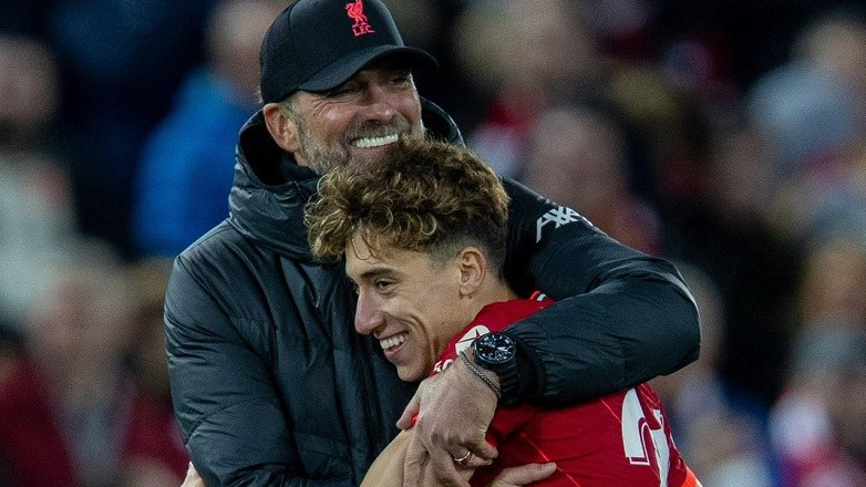 Η αγκαλιά των Τσιμίκα-Κλοπ μετά την κατάκτηση του Carabao Cup