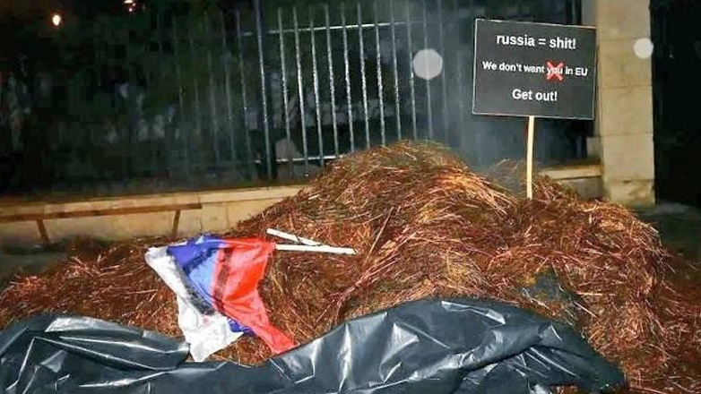 Πολωνία: Διαδηλωτές πέταξαν κοπριά έξω από την κατοικία του Ρώσου πρέσβη στη Βαρσοβία