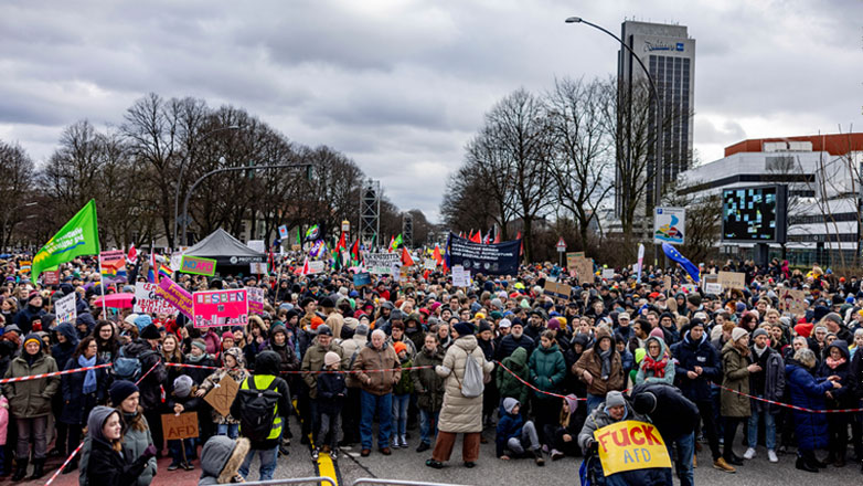 Γερμανία: Xιλιάδες άνθρωποι διαδήλωσαν κατά της Ακροδεξιάς – Στο Αμβούργο το επίκεντρο το Σαββατοκύριακο