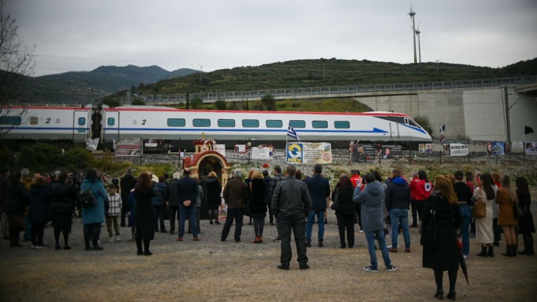 Τέμπη: Βαριά η ατμόσφαιρα στο τρισάγιο για τα θύματα της τραγωδίας