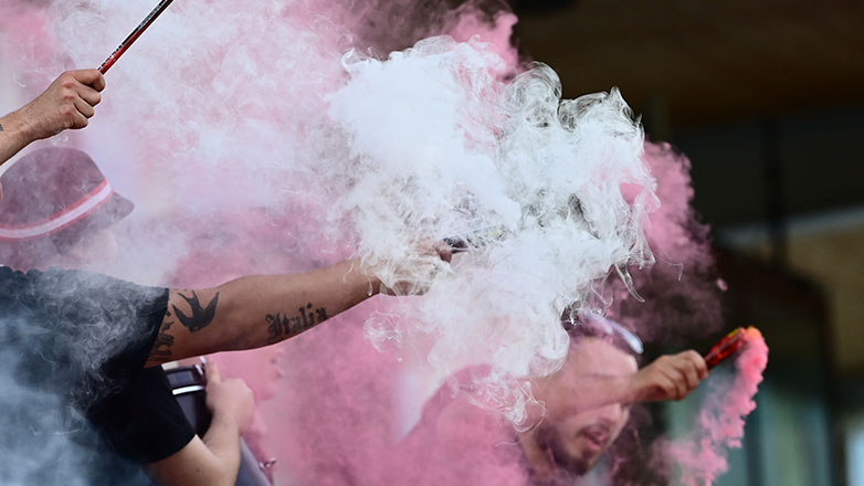 Θεσσαλονίκη: Επιχείρησε να «περάσει» πυρσό σε αγώνα ερασιτεχνικού ποδοσφαίρου και συνελήφθη