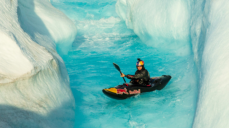 World’s First: Καταλανός kayaker κάνει κατάβαση καταρράκτη πάγου 20 μέτρων