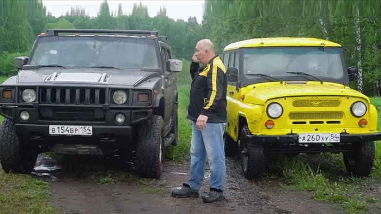 Ρωσικό SUV του 1971, βάζει τα γυαλιά στο θηριώδες Hummer H2 σε έναν off-road “αγώνα” (Βίντεο)
