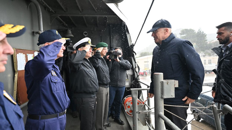 Επίσκεψη Δένδια στη φρεγάτα «Ύδρα»