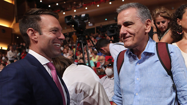 «Τα πήρε» ο Τσακαλώτος γιατί τον ακύρωσαν για να μιλήσει ο Κασσελάκης