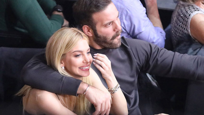 Νίκος Παππάς-Βάλια Χατζηθεοδώρου: Οι αγκαλιές του ερωτευμένου ζευγαριού σε βραδινή τους έξοδο