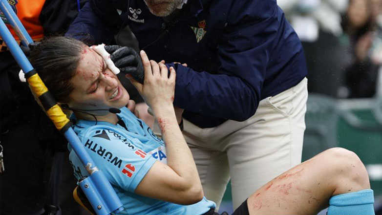 Βοηθός διαιτητή συγκρούστηκε με την κάμερα και τραυματίστηκε σοβαρά