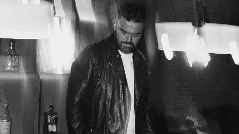 «Πόσο μου Λείπει»: Το νέο τραγούδι του Ηλία Καμπακάκη έρχεται με φόρα από τα… παλιά!