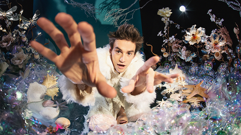 Ο Jacob Collier, «ο πολύχρωμος Mozart της Gen Z», έρχεται για πρώτη φορά στην Ελλάδα